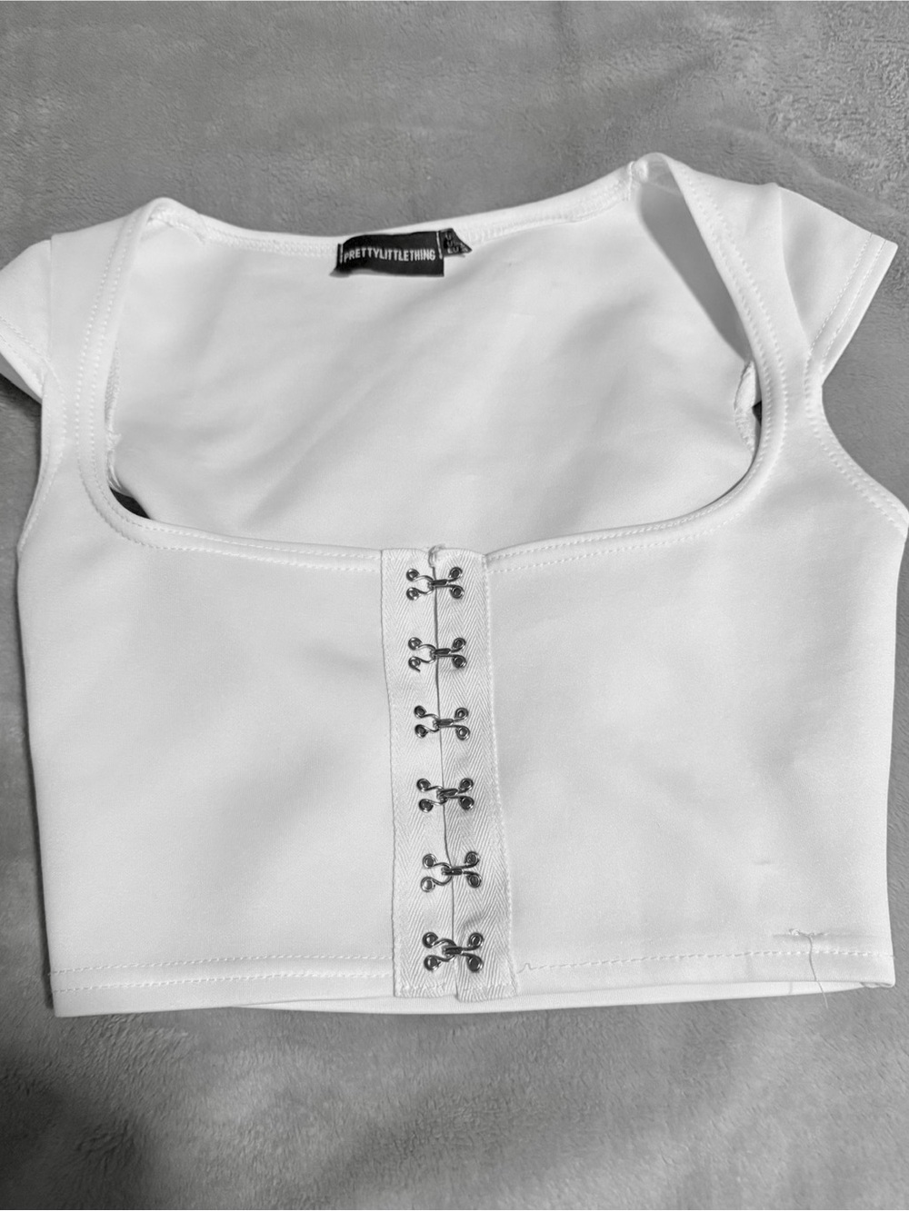 🤍PRETTY LITTLE THING~Snap up Crop Top